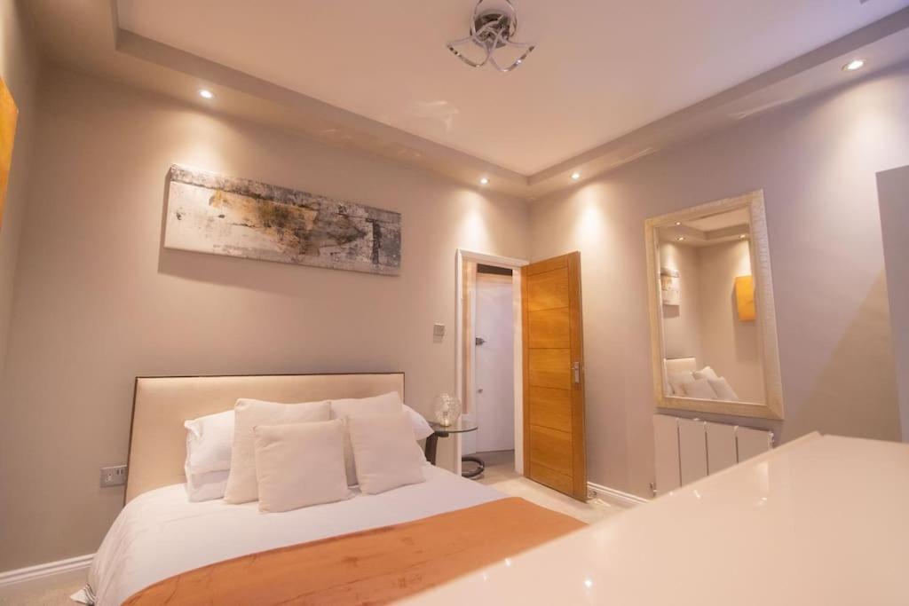 Oikoshomes Three Bedroom Flat In ลอนดอน ภายนอก รูปภาพ