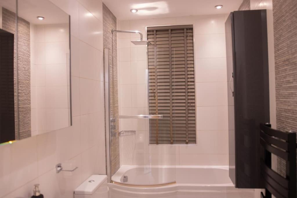 Oikoshomes Three Bedroom Flat In ลอนดอน ภายนอก รูปภาพ