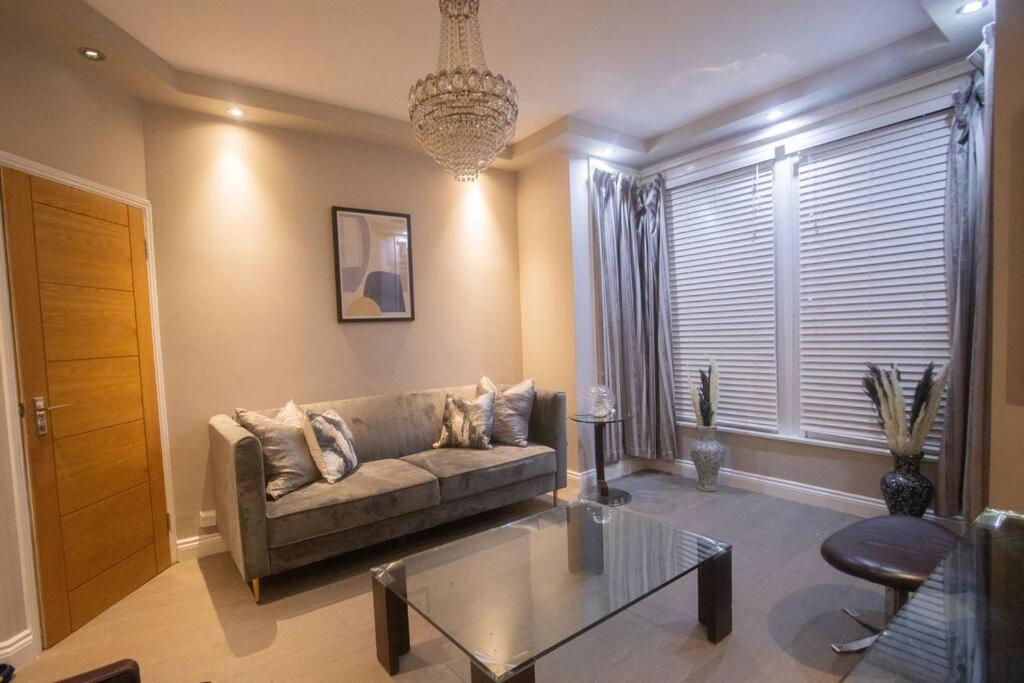 Oikoshomes Three Bedroom Flat In ลอนดอน ภายนอก รูปภาพ