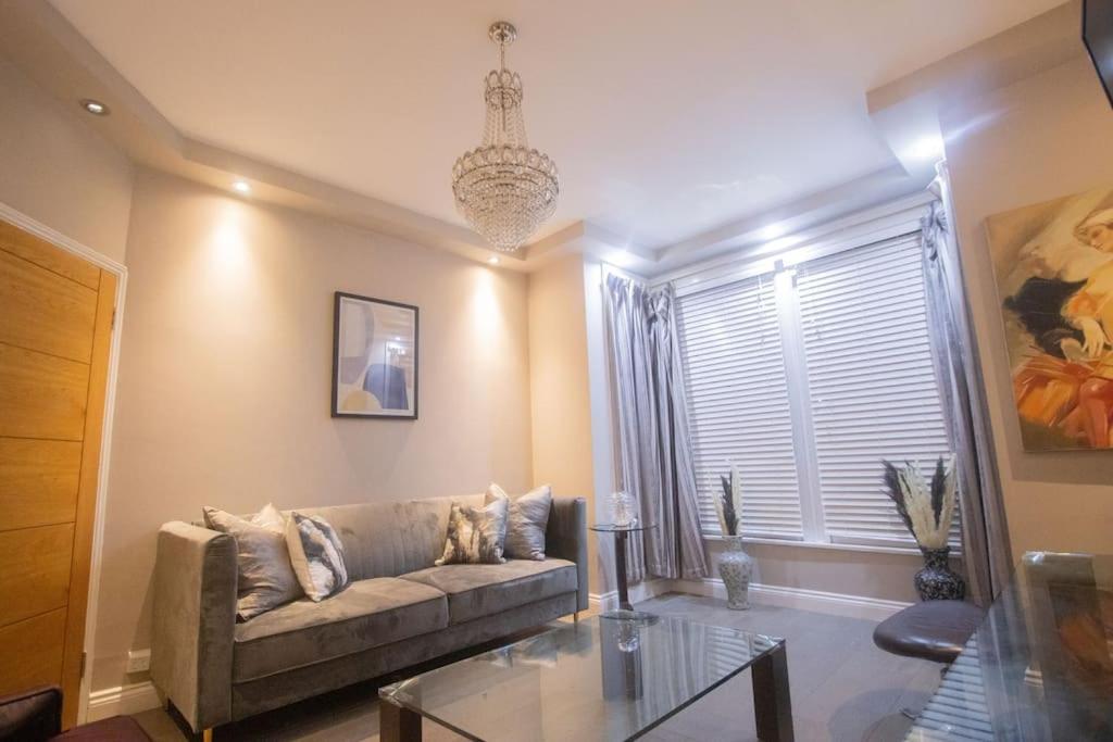 Oikoshomes Three Bedroom Flat In ลอนดอน ภายนอก รูปภาพ