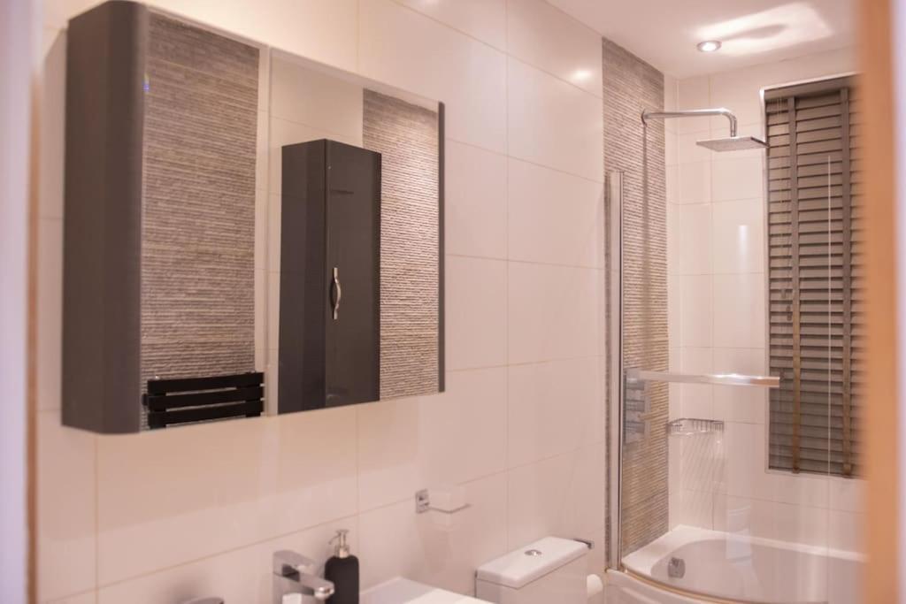 Oikoshomes Three Bedroom Flat In ลอนดอน ภายนอก รูปภาพ