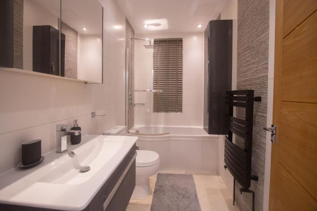 Oikoshomes Three Bedroom Flat In ลอนดอน ภายนอก รูปภาพ