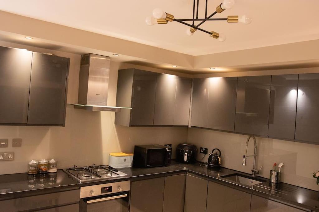 Oikoshomes Three Bedroom Flat In ลอนดอน ภายนอก รูปภาพ