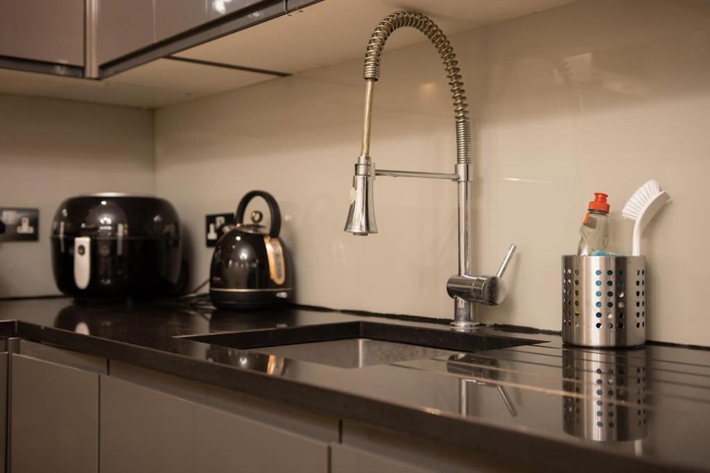 Oikoshomes Three Bedroom Flat In ลอนดอน ภายนอก รูปภาพ