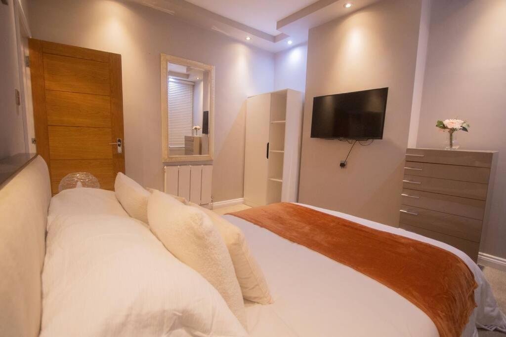 Oikoshomes Three Bedroom Flat In ลอนดอน ภายนอก รูปภาพ
