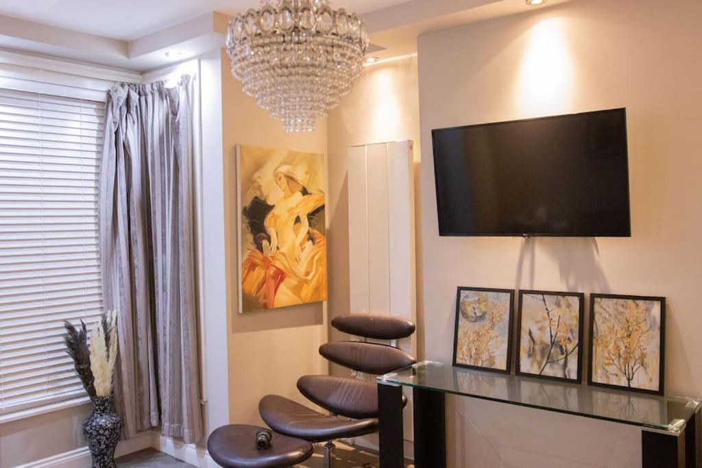 Oikoshomes Three Bedroom Flat In ลอนดอน ภายนอก รูปภาพ